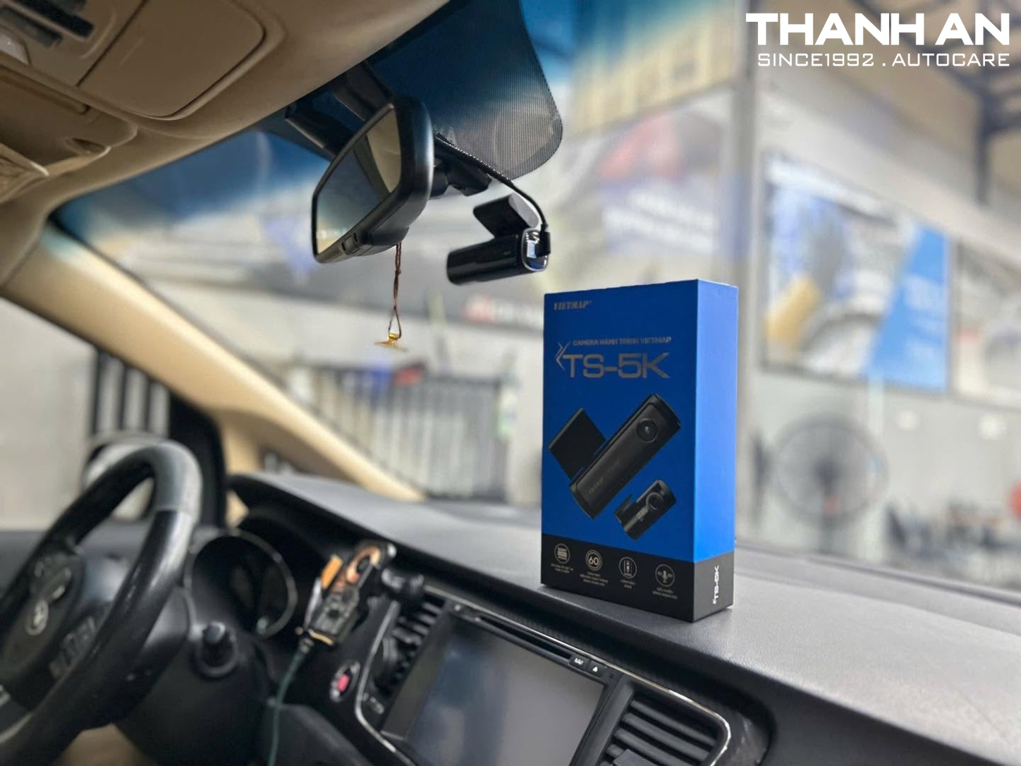 Kia Sedona Lắp camera hành trình Vietmap Ts5k